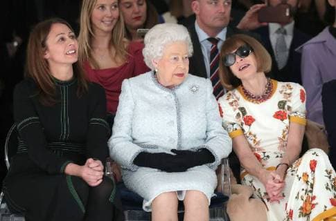 . 20 02 2018. London, United Kingdom. Queen Elizabeth II sits with Anna Wintour and Caroline Rush (left), Chief Executive of the British Fashion Council as they watch the Richard Quinn show at London Fashion Week.  xROTAx xi-Imagesx IIM-17022-0018
