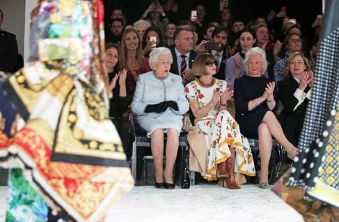 . 20 02 2018. London, United Kingdom. Queen Elizabeth II sits with Anna Wintour and Caroline Rush (left), Chief Executive of the British Fashion Council as they watch the Richard Quinn show at London Fashion Week.  xROTAx xi-Imagesx IIM-17022-0020