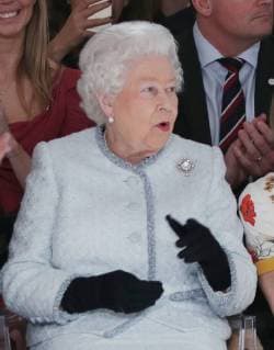 . 20 02 2018. London, United Kingdom. Queen Elizabeth II sits with Anna Wintour as they watch the Richard Quinn show at London Fashion Week.  xROTAx xi-Imagesx IIM-17022-0022