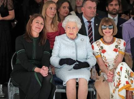 . 20 02 2018. London, United Kingdom. Queen Elizabeth II sits with Anna Wintour and Caroline Rush (left), Chief Executive of the British Fashion Council as they watch the Richard Quinn show at London Fashion Week.  xROTAx xi-Imagesx IIM-17022-0023