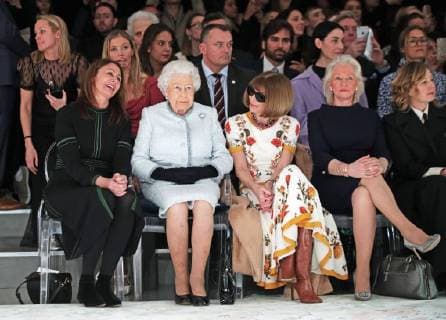 . 20 02 2018. London, United Kingdom. Queen Elizabeth II sits with Anna Wintour and Caroline Rush (left), Chief Executive of the British Fashion Council as they watch the Richard Quinn show at London Fashion Week.  xROTAx xi-Imagesx IIM-17022-0024