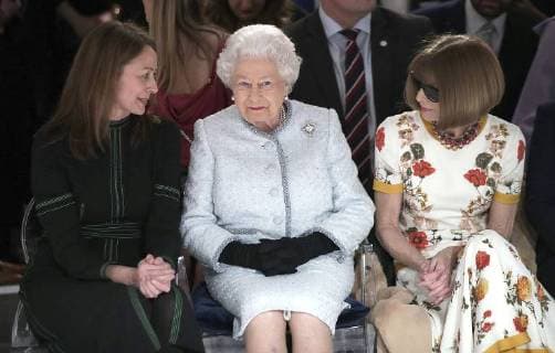 Bilder des Tages February 20, 2018 - London, GREAT BRITAIN - Britain s Queen Elizabeth sits next to fashion editor Anna Wintour, right, and Caroline Rush, chief executive of the British Fashion Council (BFC) as they view Richard Quinn s runway show before presenting him with the inaugural Queen Elizabeth II Award for British Design, as she visits London Fashion Week s BFC Show Space in central London, Tuesday, February 20, 2018. London GREAT BRITAIN - ZUMAp124 20180220_zaa_p124_004 Copyright: xYuixMok Poolx