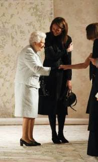 February 20, 2018 - London, England, United Kingdom - Queen Elizabeth II and Chief Executive of the British Fashion Council Caroline Rush meet Anna Wintour at the Richard Quinn show during London Fashion Week February 2018 on February 20, 2018 in London, England. London United Kingdom  - ZUMAn230 20180220_zaa_n230_532 Copyright: xDominikaxZarzyckax