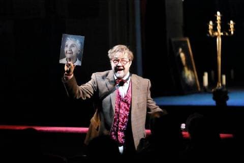 Andreas Jackson as during the photo sample to Don Giovanni Leporello in the Staatstheater Cottbus premiere is on 24 February 2018 Dramma giocoso in two acts by Wolfgang Amadeus Mozart musical director Evan Alexis Christian Director Martin Schüler stage Gundula Martin costumes Susanne Suhr Staatstheater Cottbus Don Giovanni