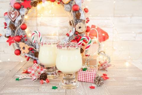 Eierpunsch mit Zuckerstange mit bunter Dekoration zu Weihnachten - Egg nog with candy canes *** Eggnog with candy cane with colourful decoration for Christmas egg Nog with candy canes  1079704645