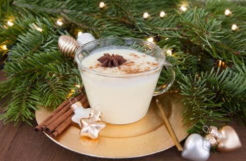 Tasse Eierpunsch mit Zimt und Anis zu Weihnachten - Homemade egg nog *** Cup eggnog with cinnamon and anise Christmas homemade egg nog  1079704658