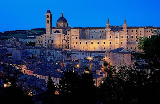  Dom und Palazzo Ducale der historischen Stadt Urbino in der Dämmerung, Region Marken, Italien, Europa *** Duomo and Palazzo Ducale of the historic city Urbino in the dawn region Marche Italy Europe Copyright: imageBROKER/BAO ibxsce04588547.jpg