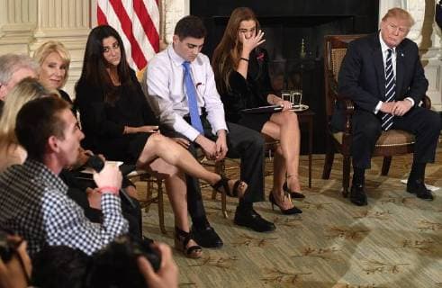 Themen der Woche Bilder des Tages Surviving Parkland, Florida Marjory Stoneman Douglas High School student Samuel Zeif (L) makes remarks as (L-R) Education Secretary Betsy DeVos, Melissa Blank, son Jonathan Blank, Student Body President Julia Cordover (wiping tears) and President Donald Trump listen as they attend a listening session on school violence, at the White House, February 21, 2018, in Washington, DC. The event comes in the aftermath of the shootings where 17 students and teachers were killed by a former student.  WAP20180221521 MIKExTHEILER