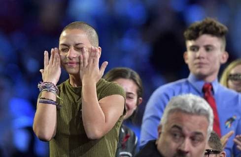Themen der Woche Bilder des Tages Amoklauf in Parkland: Town Hall Meeting in Sunrise February 21, 2018 - Sunrise, FL, USA - Marjory Stoneman Douglas High School student Emma Gonzalez wipes away tears during a CNN town hall meeting on Wednesday, Feb. 21, 2018, at the BB&T Center, in Sunrise, Fla. Sunrise USA - ZUMAm67_ 20180221_zaf_m67_096 Copyright: xMichaelxLaughlinx