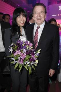 Bilder des Tages Gerhard Schröder und Freundin Kim So-yeon bei der 15. Verleihung des Best Brands Award im Hotel Bayerischer Hof. München, 21.02.2018 *** Gerhard Schröder and girlfriend Kim So yeon at the 15 Best Brands Award ceremony at the Hotel Bayerischer Hof Munich 21 02 2018 Foto:xP.xSchönbergerx xFuturexImage