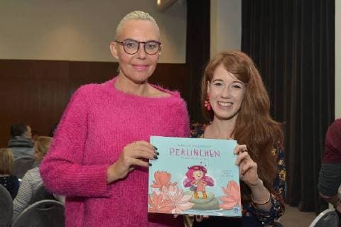Themen der Woche Natascha Ochsenknecht, Bianca Faltermeyer Natascha Ochsenknecht praesentiert ihr erstes Kinderbuch, Perlinchen - Ich bin anders na und! EIn knallpinkes Kaeferchen hebt ab, im Hotel Ellington n Berlin am 22.02.2018 *** Natascha Ochsenknecht Bianca Faltermeyer Natasha Ochsenknecht presents her first childrens book Perlinchen I am different and a bright pink Kaeferchen takes off at Hotel Ellington n Berlin on 22 02 2018