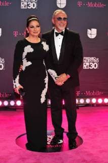 Cuban-US couple artists Gloria (L) and Emilio Estefan pose on his arrival to the carpet of the 30th edition of the Lo Nuestro Award to the Latin Music, at the American Airlines Arena in Miami, USA, 22 February 2018. Famous and popular Latinos parade in carpet of Lo Nuestro Award !ACHTUNG: NUR REDAKTIONELLE NUTZUNG!  Copyright: xGIORGIOxVIERAx MIA00 20180223-636549554394459071