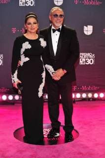Cuban-US couple artists Gloria (L) and Emilio Estefan pose on his arrival to the carpet of the 30th edition of the Lo Nuestro Award to the Latin Music, at the American Airlines Arena in Miami, USA, 22 February 2018. Famous and popular Latinos parade in carpet of Lo Nuestro Award !ACHTUNG: NUR REDAKTIONELLE NUTZUNG!  Copyright: xGIORGIOxVIERAx MIA00 20180223-636549555012375071