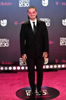 Colombian singer J Balvin poses on his arrival to the carpet of the 30th edition of the Lo Nuestro Award to the Latin Music, at the American Airlines Arena in Miami, USA, 22 February 2018. Famous and popular Latinos parade in carpet of Lo Nuestro Award !ACHTUNG: NUR REDAKTIONELLE NUTZUNG!  Copyright: xGIORGIOxVIERAx MIA00 20180223-636549580970775071