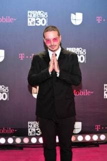 Colombian singer J Balvin poses on his arrival to the carpet of the 30th edition of the Lo Nuestro Award to the Latin Music, at the American Airlines Arena in Miami, USA, 22 February 2018. Famous and popular Latinos parade in carpet of Lo Nuestro Award !ACHTUNG: NUR REDAKTIONELLE NUTZUNG!  Copyright: xGIORGIOxVIERAx MIA00 20180223-636549580993083071