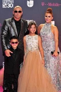 Puerto Rican reggaeton singer Wisin with his wife Yomaira Ortiz and their two children upon their arrival to the carpet of the 30th edition of the Lo Nuestro Award to the Latin Music, at the American Airlines Arena in Miami, USA, 22 February 2018. Famous and popular Latinos parade in carpet of Lo Nuestro Award !ACHTUNG: NUR REDAKTIONELLE NUTZUNG!  Copyright: xGIORGIOxVIERAx MIA00 20180223-636549614393819989