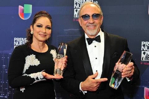 The couple of Cuban-American artists Emilio and Gloria Estefan pose with their awards in the press room of the 30th edition of the Lo Nuestro Award to the Latin Music, at the American Airlines Arena in Miami, USA, 22 February 2018. Famous and popular Latinos parade in carpet of Lo Nuestro Award !ACHTUNG: NUR REDAKTIONELLE NUTZUNG!  Copyright: xGIORGIOxVIERAx MIA00 20180223-636549614452475989