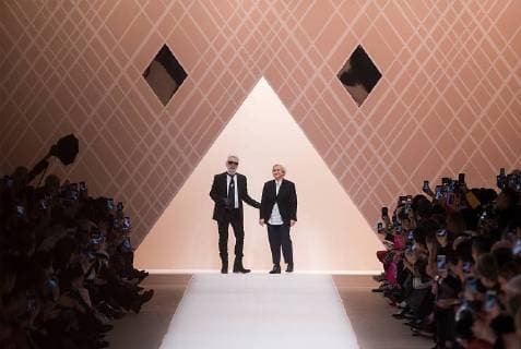 Themen der Woche Bilder des Tages (180223) -- MILAN, Feb. 23, 2018 -- Designers Karl Lagerfeld (L) and Silvia Venturini Fendi greet the audience at the end of the show for Fendi Autumn Winter 18 19 women collection during Milan Fashion Week in Milan, Italy, Feb. 22, 2018. Milan fashion week kicked off Tuesday, and will last until Feb. 26.)(gj) ITALY-MILAN-FASHION-FENDI JinxYu 