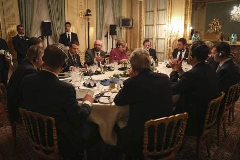 Themen der Woche Bilder des Tages Belgian Prime Minister Charles Michel (C) talks, with President of France Emmanuel Macron (C-L) and Chancellor of Germany Angela Merkel (C-R) and others listening, during an informal dinner for European Heads of State, hosted by the Belgian Prime Minister at the Val Duchesse - Hertoginnedal Castle in Auderghem - Oudergem, Brussels Thursday 22 February 2018.  CHANCELLERIExOFxTHExPRIMExMINISTER 05301294