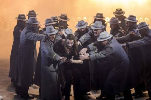 Don Giovanni am Staatstheater Cottbus DEU Brandenburg Cottbus: Â Christian Henneberg in der Titelpartie: Am Samstag, 24. Februar 2018, hat im Großen Haus des Staatstheaters Cottbus Mozarts Oper Don Giovanni Premiere. Unter der musikalischen Leitung von Evan Alexis Christ und in der Regie von Martin Schüler ist Christian Henneberg in der Titelpartie zu erleben. Die Bühne entwirft Gundula Martin, die Kostüme Susanne Suhr. Die Oper, die bei der Prager Uraufführung am 29. Oktober 1787 Triumphe feierte, zählt heute zu den wichtigsten Werken des Repertoires. In Mozarts opulentem Theaterspiel Don Giovanni wird geliebt, verheimlicht, verkleidet, verwechselt, maskiert und demaskiert wie in einer Art Buffo-Oper, in der die Tragik hinter den Masken hindurchscheint. Sie spielt durch, wieviel Lebensintensität eine gesellscha