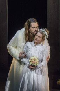 Don Giovanni am Staatstheater Cottbus DEU Brandenburg Cottbus: Â Christian Henneberg in der Titelpartie: Am Samstag, 24. Februar 2018, hat im Großen Haus des Staatstheaters Cottbus Mozarts Oper Don Giovanni Premiere. Unter der musikalischen Leitung von Evan Alexis Christ und in der Regie von Martin Schüler ist Christian Henneberg in der Titelpartie zu erleben. Die Bühne entwirft Gundula Martin, die Kostüme Susanne Suhr. Die Oper, die bei der Prager Uraufführung am 29. Oktober 1787 Triumphe feierte, zählt heute zu den wichtigsten Werken des Repertoires. In Mozarts opulentem Theaterspiel Don Giovanni wird geliebt, verheimlicht, verkleidet, verwechselt, maskiert und demaskiert wie in einer Art Buffo-Oper, in der die Tragik hinter den Masken hindurchscheint. Die junge Braut Zerlina ( Liudmila Lokaichuk) lässt sich