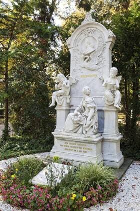 Ehrengrab von Robert Schumann und Clara Schumann, Alter Friedhof, Bonn, Nordrhein-Westfalen, Deutschland, Europa *** Grave of honor by Robert Schumann and Clara Schumann Old Cemetery Bonn North Rhine Westphalia Germany Europe Copyright: imageBROKER StefanxZiese iblszi04633379.jpg