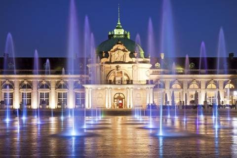  Illuminierter Kaiserpalais mit Wasserfontainen in der blauen Stunde, Kurpark, Bad Oeynhausen, Ostwestfalen-Lippe, Nordrhein-Westfalen, Deutschland, Europa *** Illuminated Kaiserpalais with Wasserfontainen in the blue hour Kurpark Bad Oeynhausen East Westphalia Lippe North Rhine Westphalia Germany Europe Copyright: imageBROKER/StefanxZiese iblszi04616725.jpg
