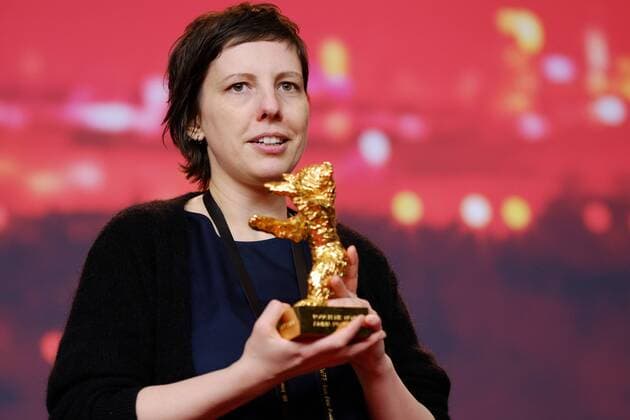 Themen der Woche Bilder des Tages Regisseurin Adina Pintilie mit dem Goldenen Bären für den Besten Film anlässlich der Preisverleihung der 68. Internationalen Filmfestspiele Berlin snapshot-photography xSeeliger *** Director Adina Pintilie with the Golden Bear for the Best Film on the occasion of the award ceremony of the 68 Berlin International Film Festival snapshot photography xSeeliger