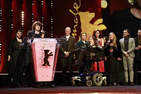 Laura Benson L after the awarding of the Golden Bear to the film Touch me not speaks on stage next to the cast and crew of the film at the closing ceremony of the Berlinale on 24 02 2018 in Berlin at the Berlinale Palast Laura Benson L after the awarding of the Golden Bear The film Touch me not speaks on stage in addition to the cast and crew of the film at the closing cerem