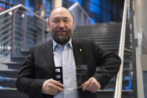 Themen der Woche Bilder des Tages Regisseur Timur Bekmambetov mit dem Panorama Publikums Preis für den Film PROFILE während der Verleihung des Panorama Publikumspreises anlässlich der 68. Internationalen Filmfestspiele Berlin 68. Internationale Filmfestspiele Berlin *** Director Timur Bekmambetov with the Panorama Audience Award for the film PROFILE during the presentation of the Panorama Audience Award on the occasion of the 68th Berlin International Film Festival 68 Berlin International Film Festival