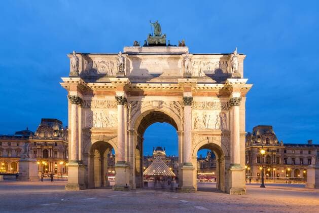 Arc de Triomphe du Carrousel, kleiner Triumphbogen in der Dämmerung, hinten Louvre, Tuileriengarten, Paris, Frankreich, Europa *** Arc de Triomphe du Carrousel small triumphal arch at dusk behind Louvre Tuileries Garden Paris France Europe Copyright: imageBROKER MarcxRasmus ibxmra04594022.jpg