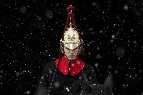 Bilder des Tages February 26, 2018 - London, London, UK - London, UK. A member of the Household Cavalry Mounted Regiment on guard as snow falls on Whitehall. Severe cold, blizzards and heavy snow are expected as the Beast from the East brings freezing Siberian air to the UK. London UK  - ZUMAl94_ 20180226_zaf_l94_027 Copyright: xRobxPinneyx