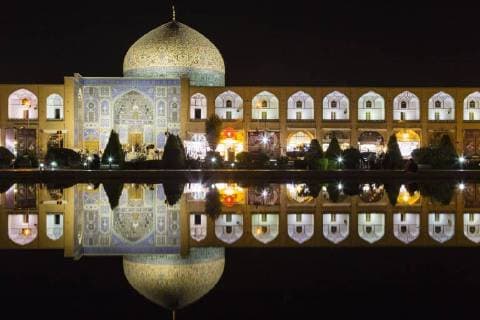  Masjed-e Sheikh Lotfollah oder Scheich Lotfollah Moschee bei Nacht, Naqsh-e Jahan oder Imam Square, Esfahan, Iran *** Masjed e Sheikh Lotfollah or Sheikh Lotfollah mosque at night Naqsh e Jahan or Imam Square Esfahan Iran Copyright: imageBROKER/GillesxBarbier ibloyo04612651.jpg