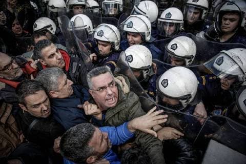 Bilder des Tages February 26, 2018 - Athens, Greece - Municipal workers clash with police outside Greek parliament. Greece s government is opening Monday a last round of reforms talks with bailout creditors, just five months before the country s massive rescue loan program ends. Athens Greece - ZUMAe114 20180226_zaa_e114_003 Copyright: xEurokinissix