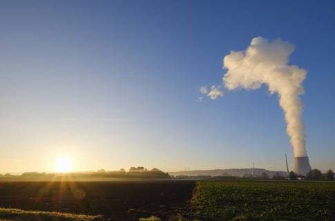 IMAGO Nature: Unsere Erde, Energiequellen, Kernenergie Germany, Bavaria, nuclear power plant Isar, cloud of steam emerging from cooling tower  SIEF07664