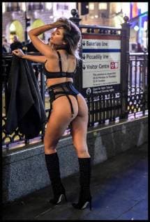 Bilder des Tages . 26 02 2018. London, United Kingdom. Beast from the East - London Weather. A model wearing only lingerie braves the freezing weather to pose for a film crew in London s Piccadilly Circus.  xPetexMaclainex xi-Imagesx IIM-17072-0012