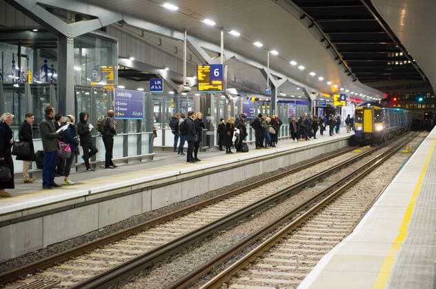 . 26 02 2018. London, United Kingdom. London weather. London Bridge station during the rush leaving hour. Snow flurries fall in London and Met Office warns of travel disruption as freezing Siberian blast sweeps Britain.  xGustavoxValientex xi-Imagesx IIM-17069-0056
