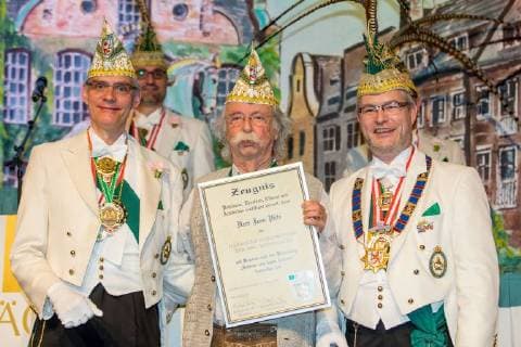 27.01.2018 , Düsseldorf , Karnevalssitzung der DKG Weissfräcke in den Rheinterrassen. Jean Pütz hat die närrische Reifeprüfung bestanden und bekommt einen Orden und eine Urkunde. *** 27 01 2018 Düsseldorf Carnival meeting of the DKG Weissfräcke in the Rheinterrassen Jean Pütz has passed the foolish matriculation examination and receives a medal and a certificate