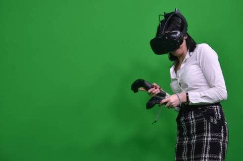 Bilder des Tages February 26, 2018 - Barcelona, Spain - A girl plays with a prografa computer and virtual reality glasses at the mobile world congress..The Mobile World Congress 2018 is being hosted in Barcelona from 26 February to 1st March. Barcelona Spain - ZUMAs197 20180226_zaa_s197_122 Copyright: xRamonxCostax
