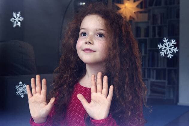 Little girl standing at the window, waiting for Christmas model released Symbolfoto  NEKF00001