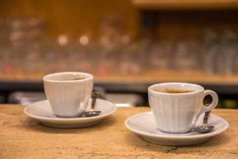 Kafeetassen in Cafe an der Piazza in Pienza im Val d™Orcia in der Provinz Siena Toskana, Italien *** Coffee cups in cafe on the piazza in Pienza in Val d ™ Orcia in the province of Siena Tuscany Italy