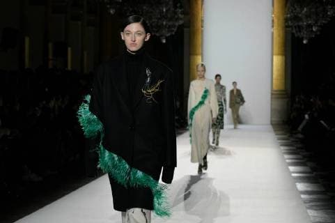 (180228) -- PARIS, Feb. 28, 2018 -- Models present creations of Dries Van Noten during the Paris Fashion Week Fall Winter 2018 in Paris, France, on Feb. 28, 2018. ) FRANCE-PARIS-FASHION WEEK-DRIES VAN NOTEN PieroxBiasion 