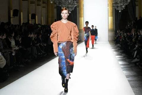 (180228) -- PARIS, Feb. 28, 2018 -- Models present creations of Dries Van Noten during the Paris Fashion Week Fall Winter 2018 in Paris, France, on Feb. 28, 2018. ) FRANCE-PARIS-FASHION WEEK-DRIES VAN NOTEN PieroxBiasion 