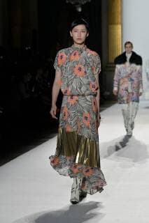 (180228) -- PARIS, Feb. 28, 2018 -- Models present creations of Dries Van Noten during the Paris Fashion Week Fall Winter 2018 in Paris, France, on Feb. 28, 2018. ) FRANCE-PARIS-FASHION WEEK-DRIES VAN NOTEN PieroxBiasion 