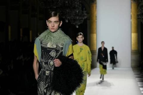 (180228) -- PARIS, Feb. 28, 2018 -- Models present creations of Dries Van Noten during the Paris Fashion Week Fall Winter 2018 in Paris, France, on Feb. 28, 2018. ) FRANCE-PARIS-FASHION WEEK-DRIES VAN NOTEN PieroxBiasion 