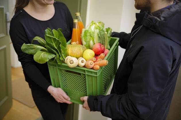 Image taken A bio box with fruit and vegetables is handed over by a supplier at the front door Berlin 01 03 2018 Berlin Germany Copyright: xThomasxTrutschel photothek.netx