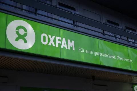 01.03.2018, Berlin, Deutschland - Foto: Schriftzug Oxfam ueber einem Oxfam Shop am Kurfuerstendamm in Berlin. Oxfam ist ein internationaler Verbund verschiedener Entwicklungsorganisationen und bezeichnet sich selber als unabhaengige Hilfsorganisation. Oxfam arbeitet laut eigener Aussage weltweit dafuer, dass sich Menschen in armen Laendern nachhaltige und sichere Existenzgrundlagen schaffen koennen, Zugang zu Bildung, gesundheitlicher Versorgung, Trinkwasser und Hygiene-Einrichtungen sowie Unterstuetzung bei Krisen und Katastrophen erhalten. Ein weiteres wichtiges Ziel ist Geschlechtergerechtigkeit. *** 01 03 2018 Berlin Germany Logo Oxfam is an international network of development agencies and describes itself as an independent aid organization Oxfam works according to its own statement worldwide that people in poor countries can create MR: N