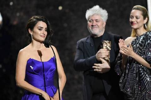 Französischer Filmpreis Cesar - Preisverleihung 43eme ceremonie des CESAR. Scene. 43th movie Cesar awards at Salle Pleyel. Stage. 224657 2018-03-02 Salle Pleyel Paris France Cruz, Penelope; Almodovar, Pedro; Cotillard, Marion  Copyright: xArnal-Degunx STAR_224657_011