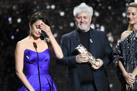 Französischer Filmpreis Cesar - Preisverleihung 43eme ceremonie des CESAR. Scene. 43th movie Cesar awards at Salle Pleyel. Stage. 224657 2018-03-02 Salle Pleyel Paris France Cruz, Penelope; Almodovar, Pedro; Cotillard, Marion  Copyright: xArnal-Degunx STAR_224657_012