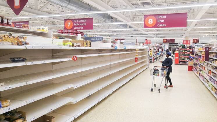 Bilder des Tages March 3, 2018 - Salford, Greater Manchester, UK - Salford, UK. Empty shelves, depleted of all stock of bread, at a branch of Sainsbury s supermarket in Salford today as it s reported snow has prompted panic buying of food staples Salford UK  - ZUMAl94_ 20180303_zaf_l94_013 Copyright: xJoelxGoodmanx